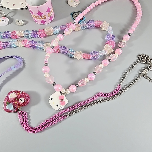Hello Kitty Jewelry Lot in Hello Kitty Plastic Container Vintage About 18 Pieces - Picture 5 of 8